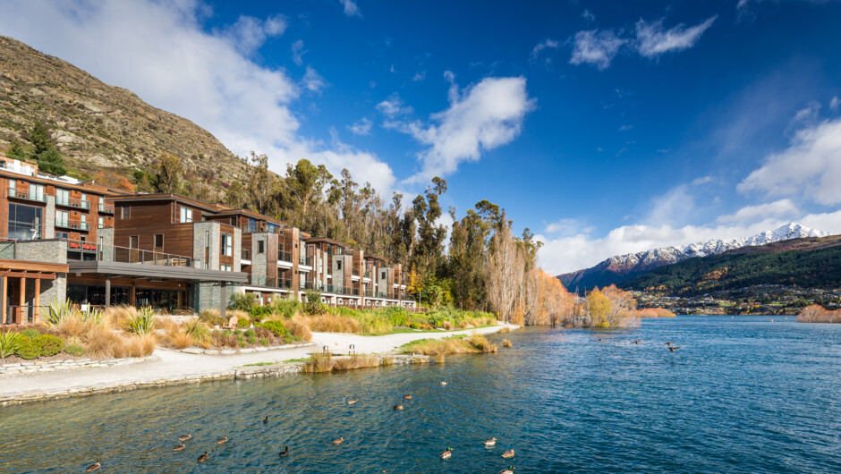 Set in the heart of the bustling Kawarau Village and boasting a unique position directly on the tranquil blue shores of the Lake and in the heart of Kawarau Village, the luxurious Hilton Queenstown hotel features a majestic mountain backdrop and provides 