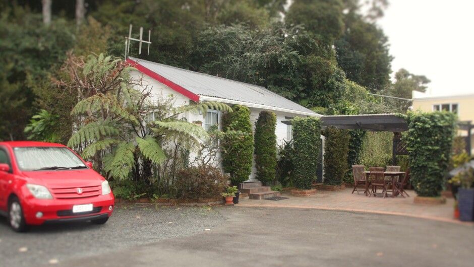 Self-contained Cottage in central Paihia with off-street parking - 5 minute walk to Wharf