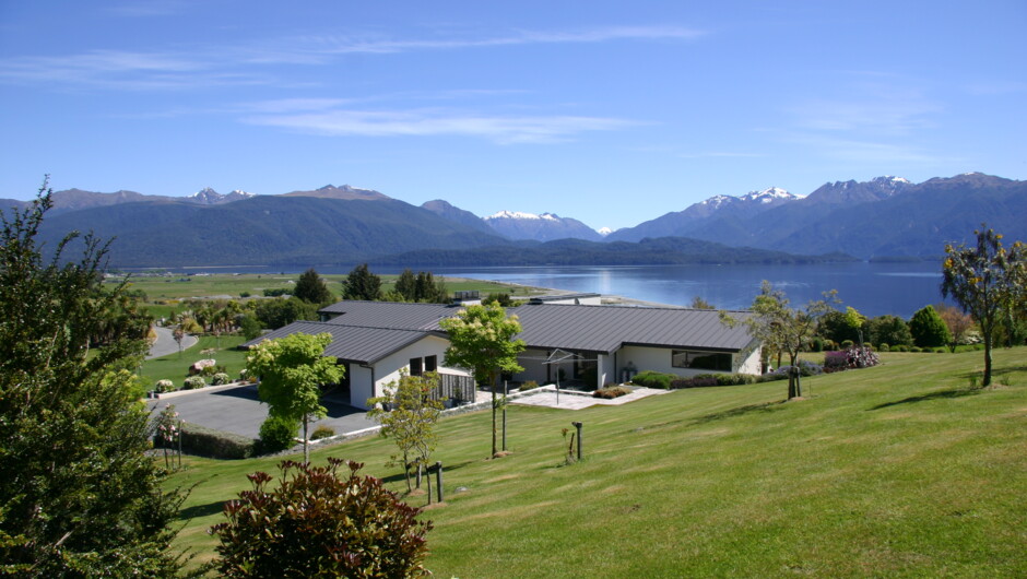 The views from High Leys Lodge are simply stunning. We look out over Lake Te Anau to Mount Luxmore and the Murchison Mountains.