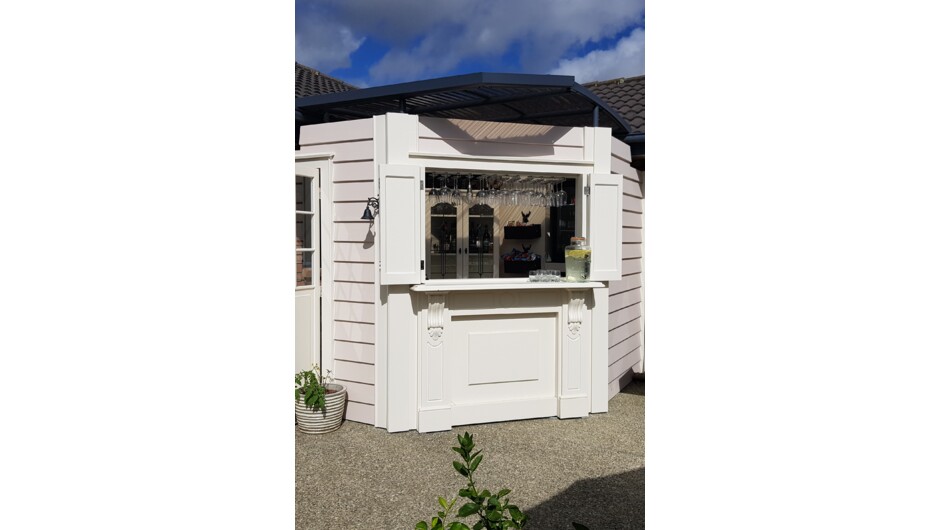 Courtyard Bar at The Roost Bed and Breakfast, Waiuku Accommodation