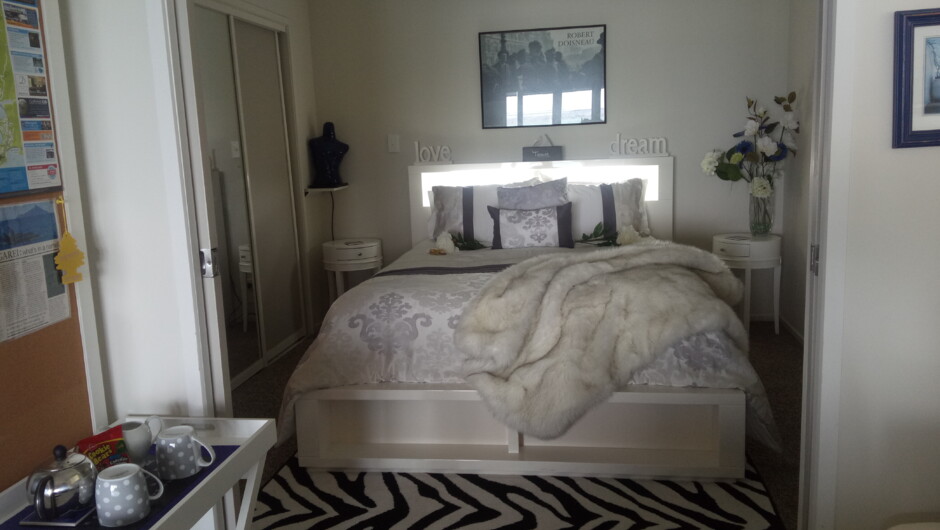 Master Bedroom (Queen).