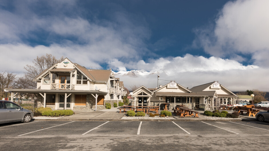 Bold Peak Lodge - Cafe, Bar, Restaurant &amp; Accommodation