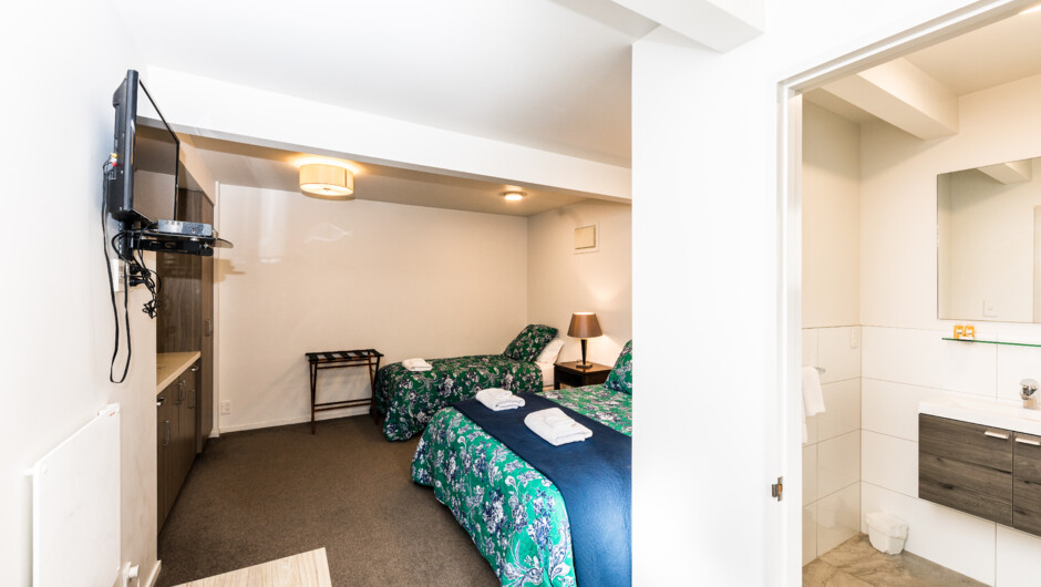 Family Triple room with a Queen bed &amp; a Single