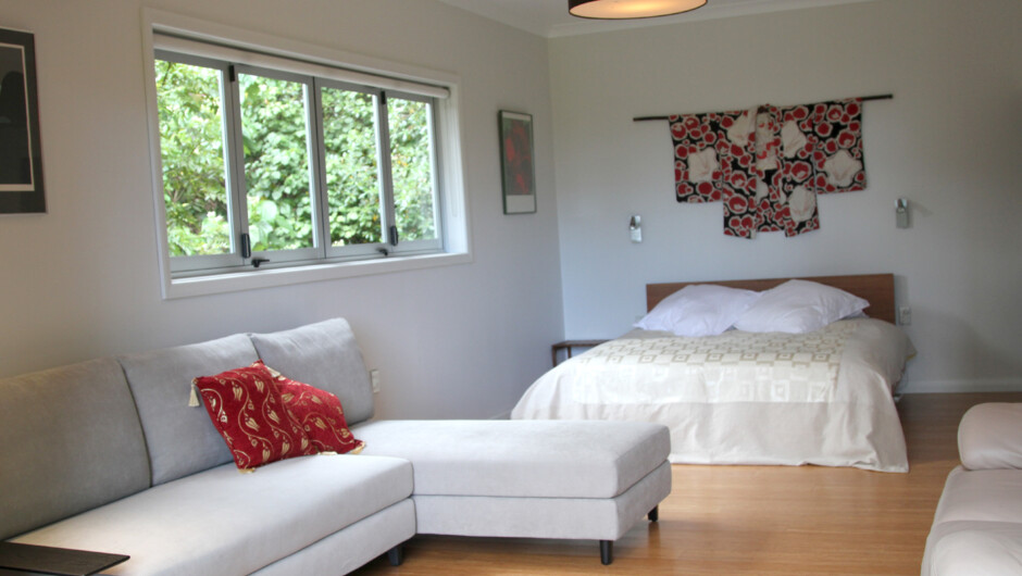 Open plan studio with luxurious King-size bed. Electric blanket for chilly Winter nights.