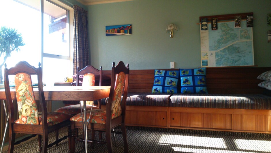 Roomy dining &amp; living area in 2 bedroom Apartment