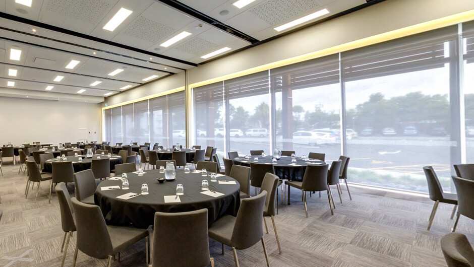 Modern 250-person conference centre with meeting rooms for 10-250 persons.