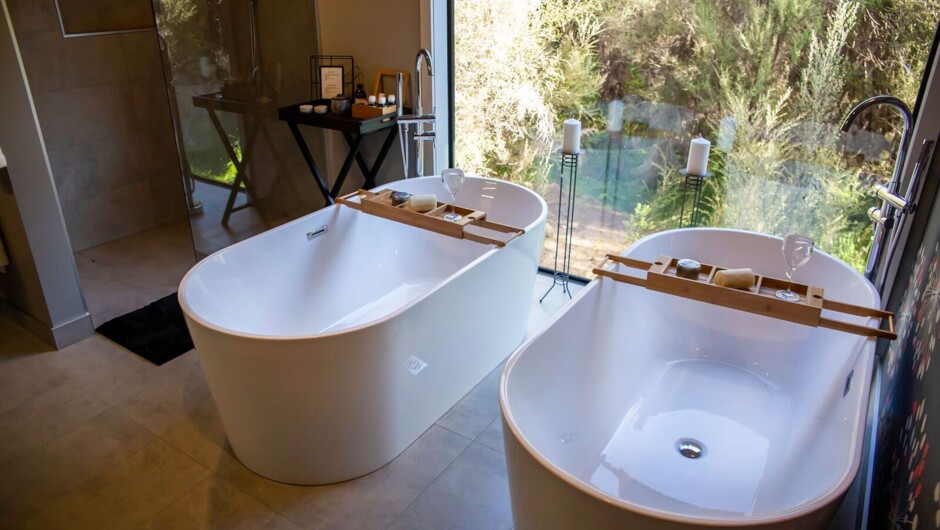 Enjoy a bath together, side by side while enjoying the bush views from the window. 100% private.