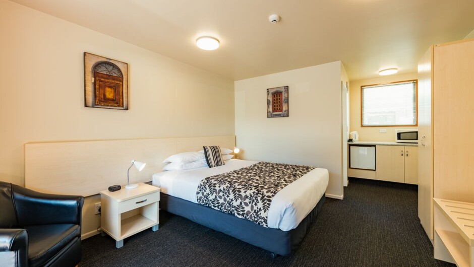 Queen bed studio with coffee making facilities, ensuite.