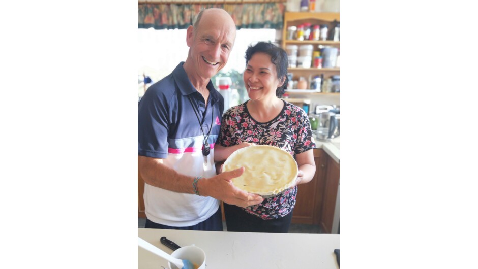 Homebaking with my guests.お客さんと一緒お料理を楽しんでおります。