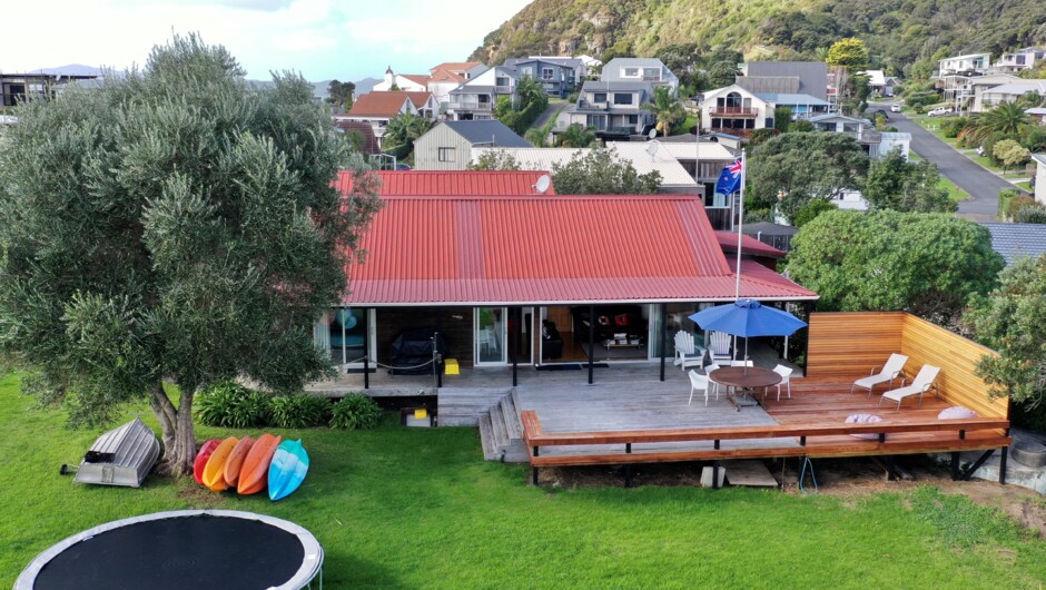 Huge outdoor living area, 5 Kayaks, Row boat, trampoline