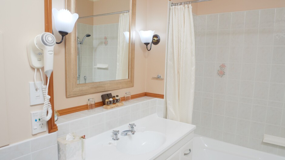 Junior Suite bathroom