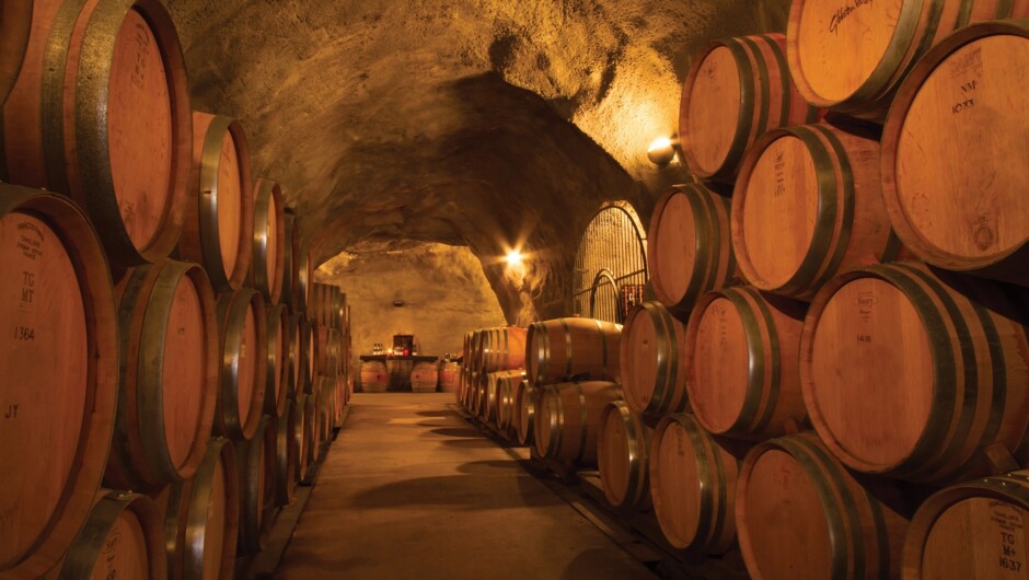 置身新西兰最大的洞藏酒窖，感受独具特色的品酒体验。