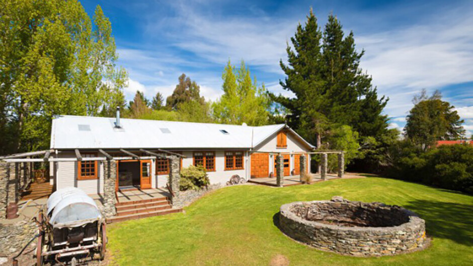 Mataura Lodge in the sun.