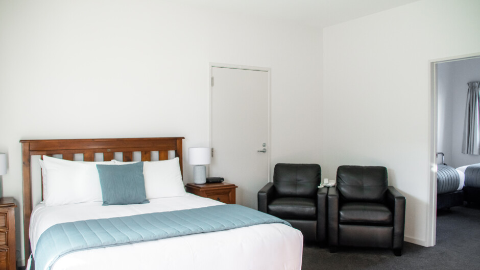 One Bedroom, Queen and 2 Singles